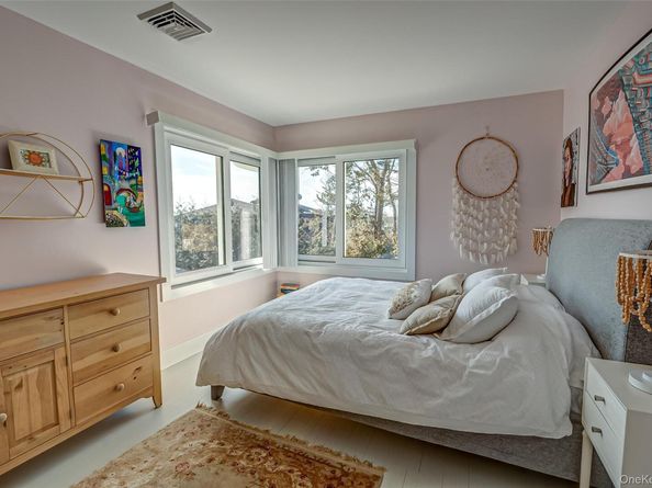 321 E Montauk Highway, Hampton Bays NY 11946