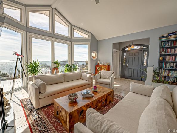 321 E Montauk Highway, Hampton Bays NY 11946