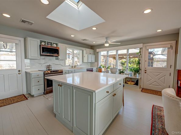 321 E Montauk Highway, Hampton Bays NY 11946