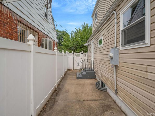 215 W Marie Street, Hicksville NY 11801