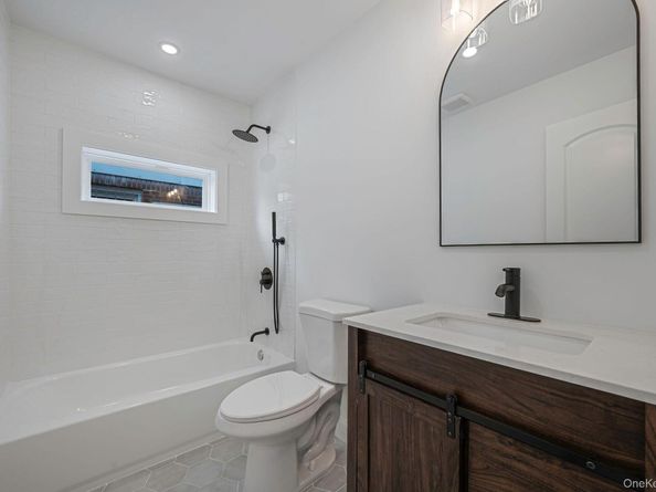 215 W Marie Street, Hicksville NY 11801