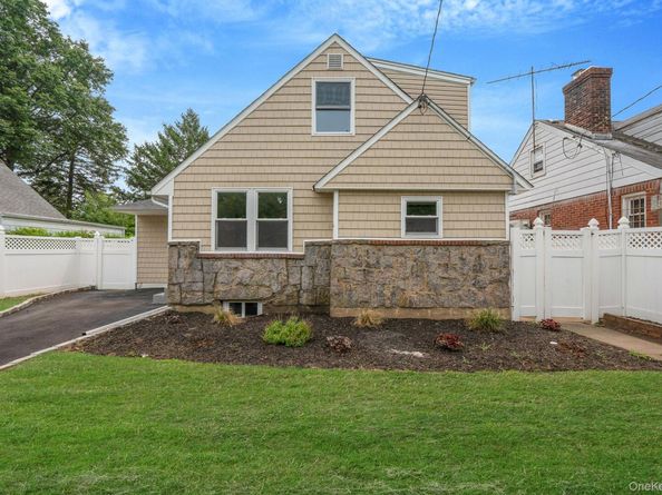 215 W Marie Street, Hicksville NY 11801