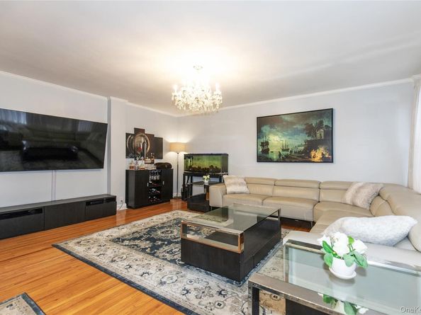 6-8 Wooleys Lane B34, Great Neck NY 11023