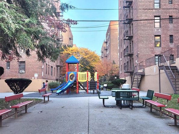 33-27 91 1J, Jackson Heights NY 11372