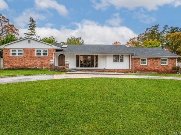 6 Beverly Rd., Oakdale NY 11769