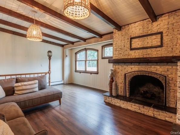 6 Beverly Rd., Oakdale NY 11769