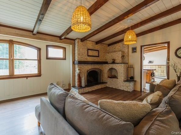 6 Beverly Rd., Oakdale NY 11769