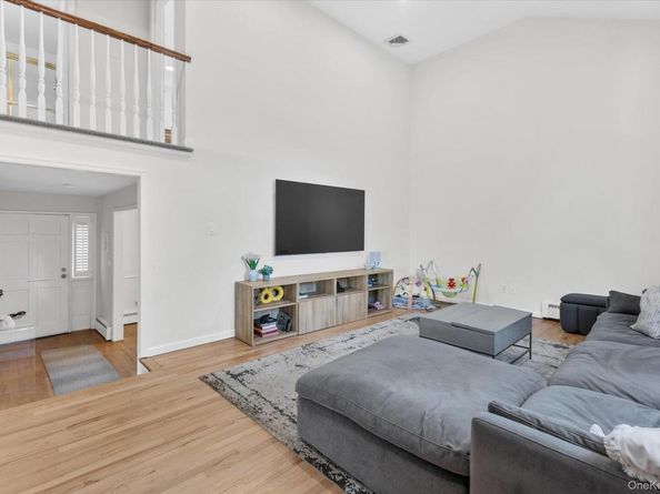 23 Skyview Place, Melville NY 11747