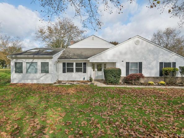 5 Fredricksburg Court, Coram NY 11727