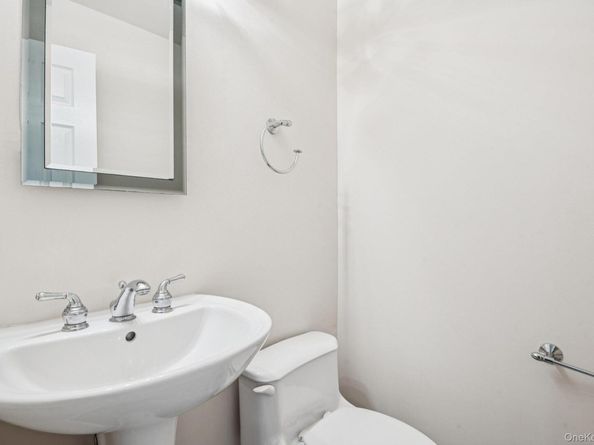 5 Fredricksburg Court, Coram NY 11727