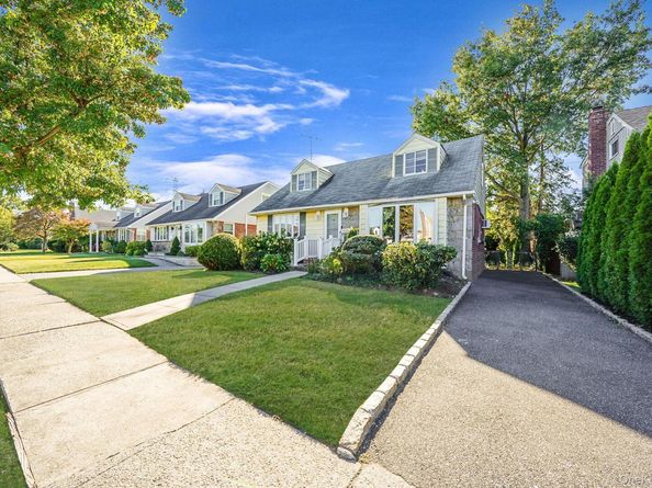 43 Shortridge Drive, Mineola NY 11501