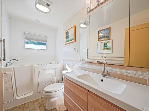 43 Shortridge Drive, Mineola NY 11501