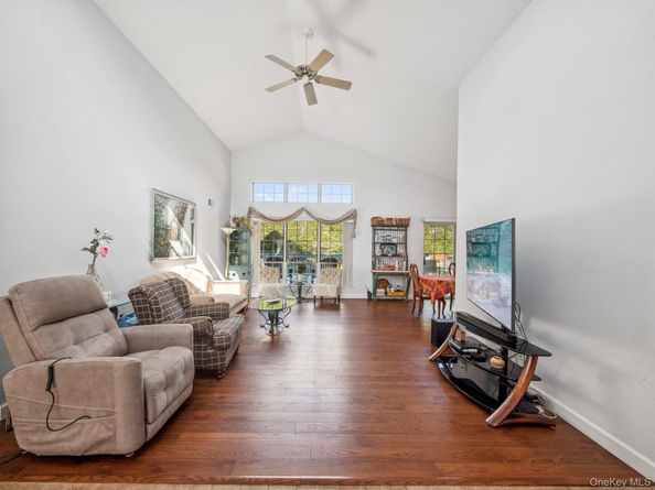 14 Huntingdale Way, Middle Island NY 11953