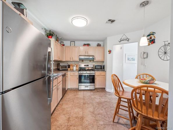 14 Huntingdale Way, Middle Island NY 11953