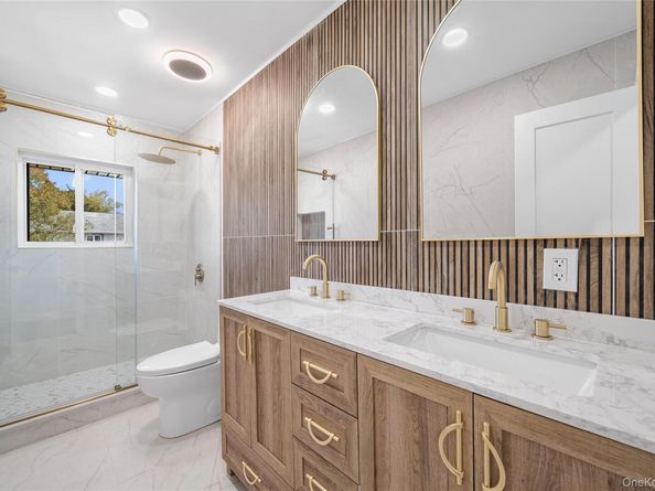 20 Briarwood Lane, Plainview NY 11803