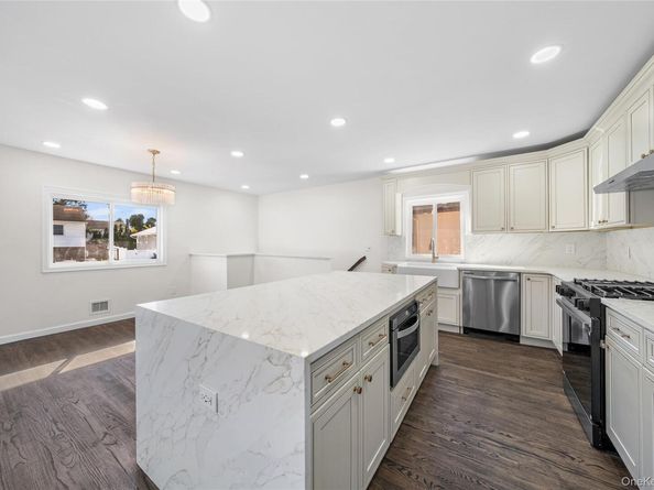 20 Briarwood Lane, Plainview NY 11803