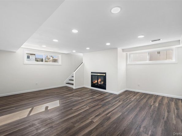 20 Briarwood Lane, Plainview NY 11803