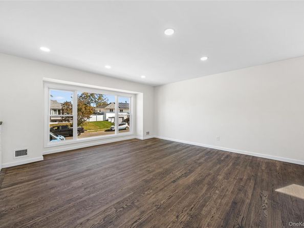 20 Briarwood Lane, Plainview NY 11803