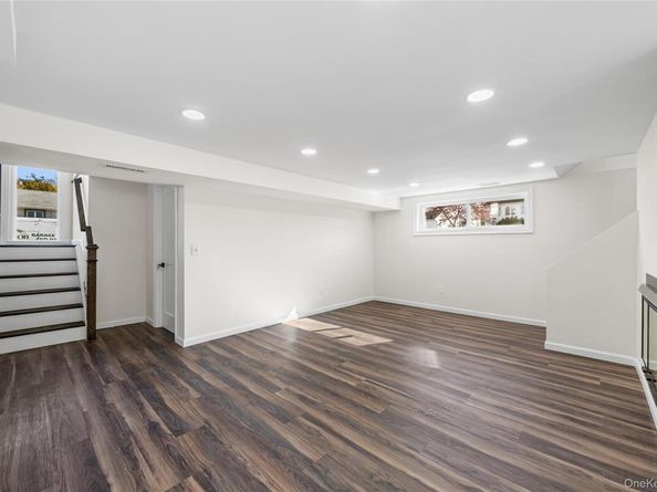 20 Briarwood Lane, Plainview NY 11803