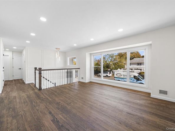 20 Briarwood Lane, Plainview NY 11803