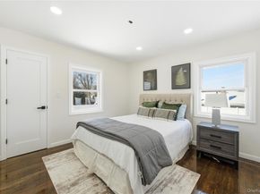 20 Briarwood Lane, Plainview NY 11803