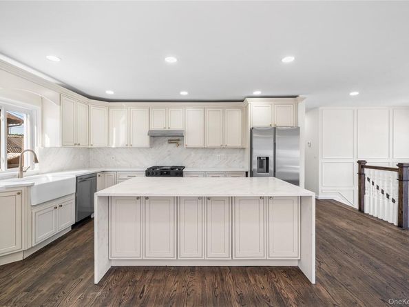 20 Briarwood Lane, Plainview NY 11803