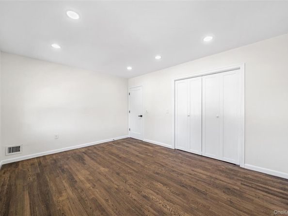 20 Briarwood Lane, Plainview NY 11803