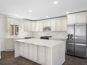 20 Briarwood Lane, Plainview NY 11803