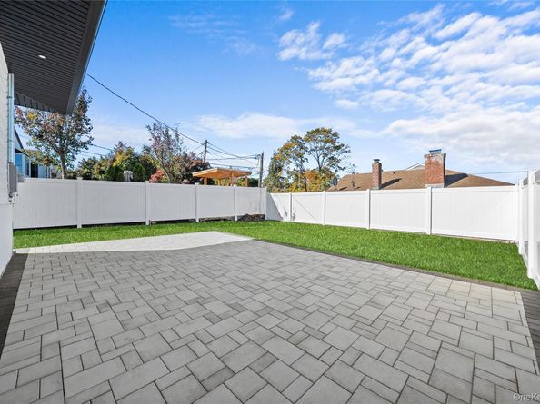 20 Briarwood Lane, Plainview NY 11803