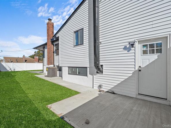 20 Briarwood Lane, Plainview NY 11803