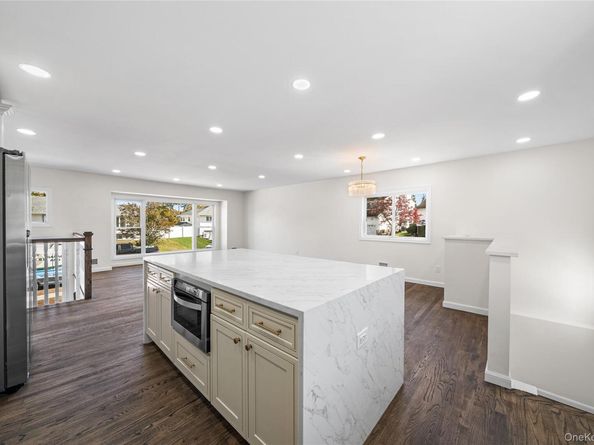 20 Briarwood Lane, Plainview NY 11803