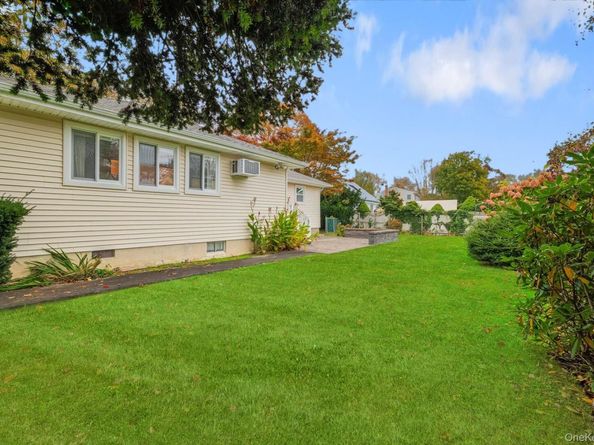 8 Keats Place, Greenlawn NY 11740