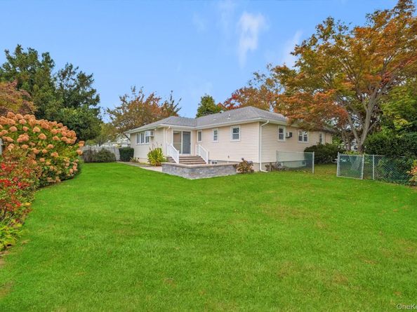 8 Keats Place, Greenlawn NY 11740