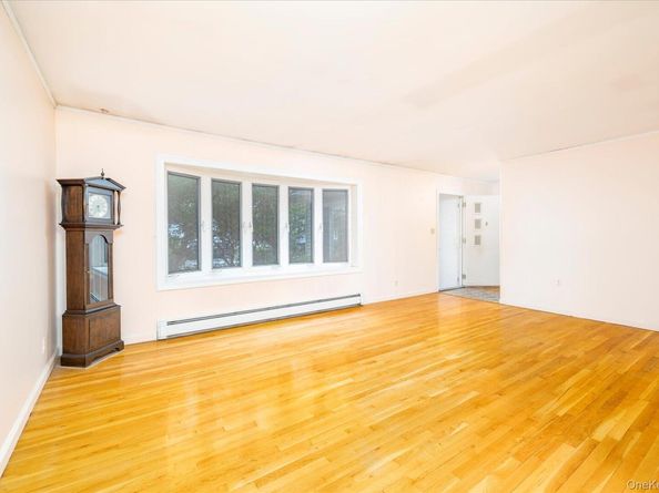 8 Keats Place, Greenlawn NY 11740