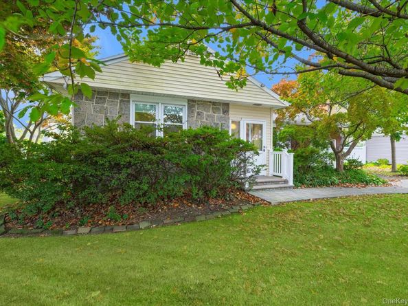 8 Keats Place, Greenlawn NY 11740