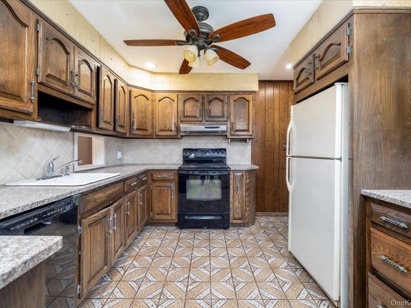 8 Keats Place, Greenlawn NY 11740