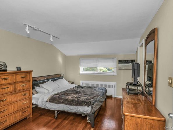 17 Linwood Place, Massapequa Park NY 11762