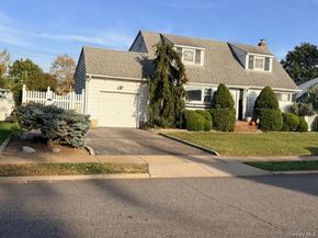 17 Linwood Place, Massapequa Park NY 11762