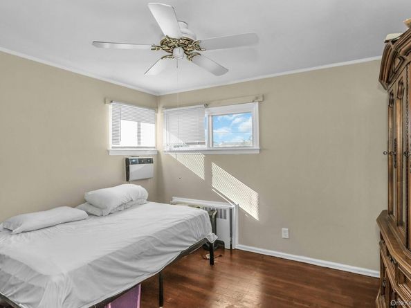 17 Linwood Place, Massapequa Park NY 11762