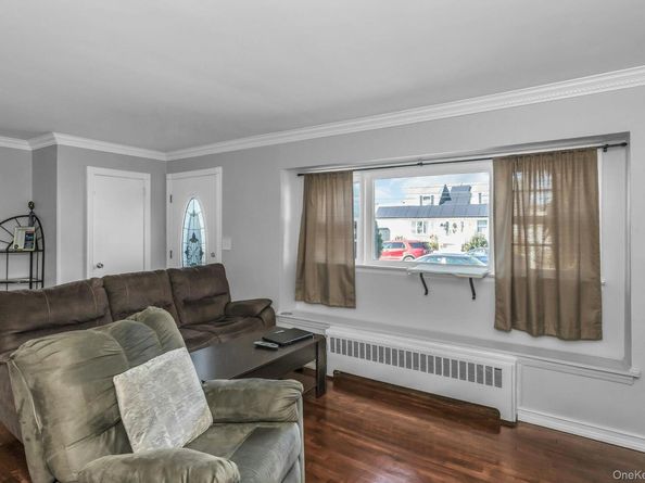 17 Linwood Place, Massapequa Park NY 11762