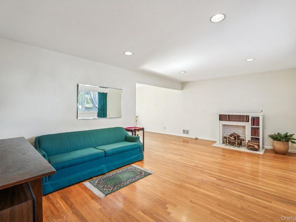 71 Dora Lane, New Rochelle NY 10804