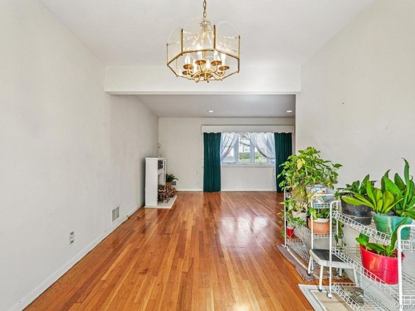 71 Dora Lane, New Rochelle NY 10804