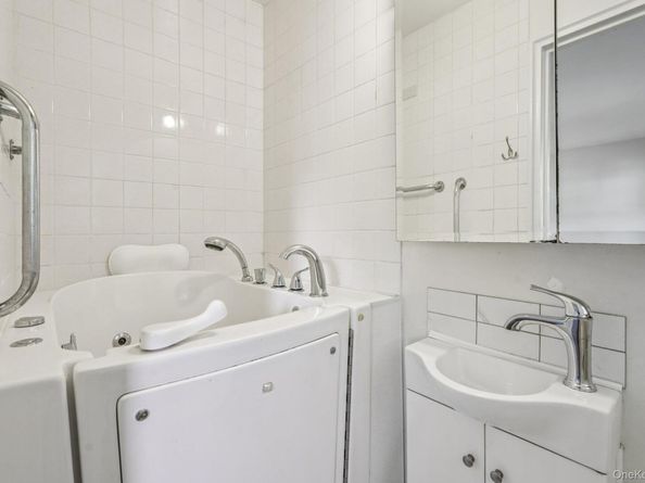 71 Dora Lane, New Rochelle NY 10804