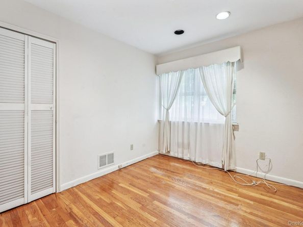 71 Dora Lane, New Rochelle NY 10804