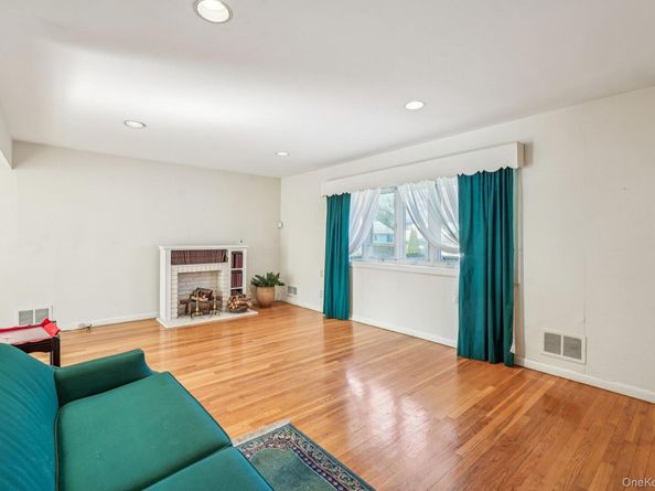 71 Dora Lane, New Rochelle NY 10804