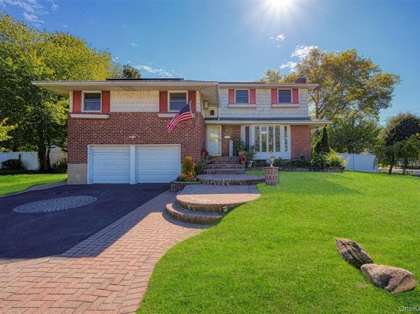 94 Phipps Lane, Plainview NY 11803