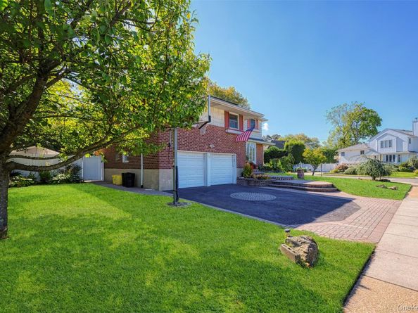 94 Phipps Lane, Plainview NY 11803
