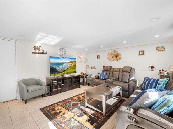 94 Phipps Lane, Plainview NY 11803