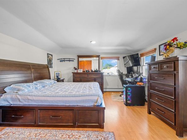 94 Phipps Lane, Plainview NY 11803