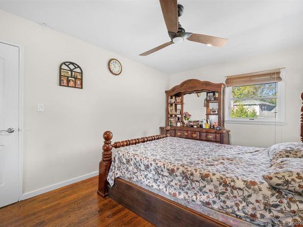 94 Phipps Lane, Plainview NY 11803